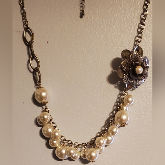 Pearl Flower Necklace - Picture 1 of 8